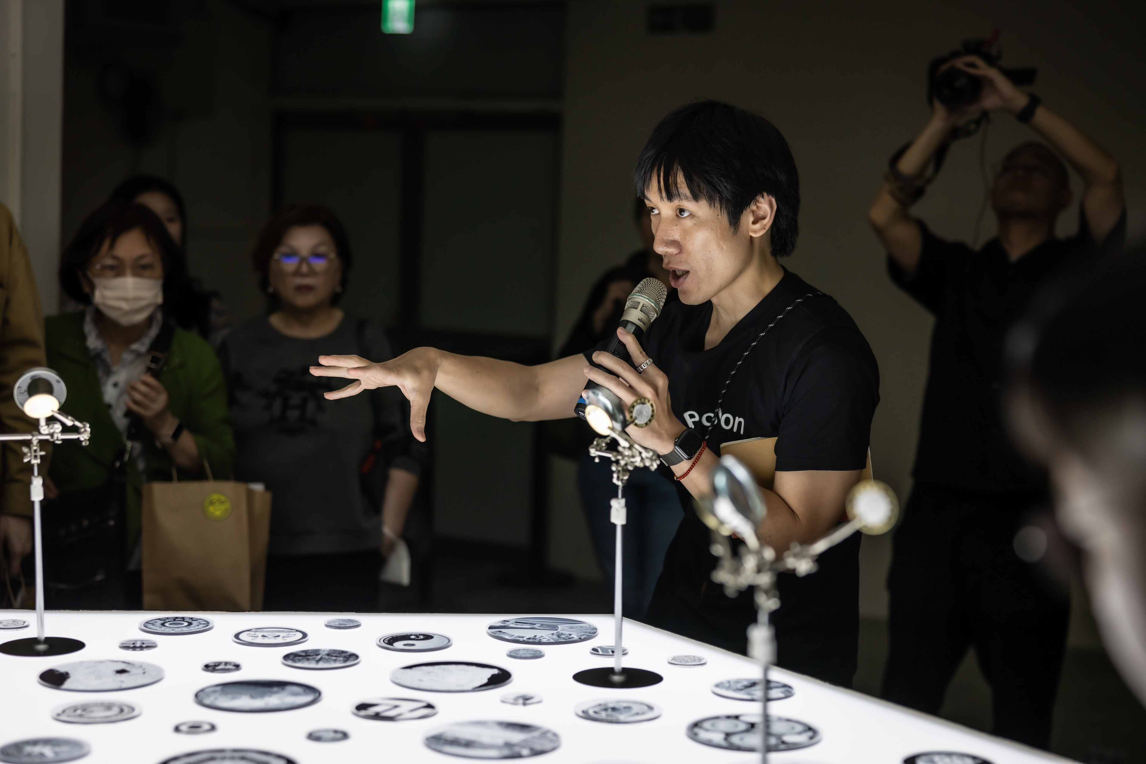 「鬼魂與深藍海 致穎個展」開幕導覽. 圖 汪正翔攝影, 洪建全基金會提供
